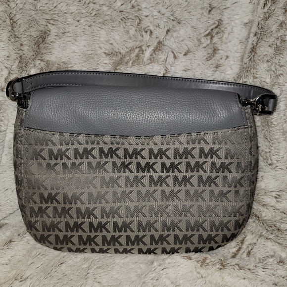 Michael Kors gray bag and matching wallet. - Picture 2 of 16